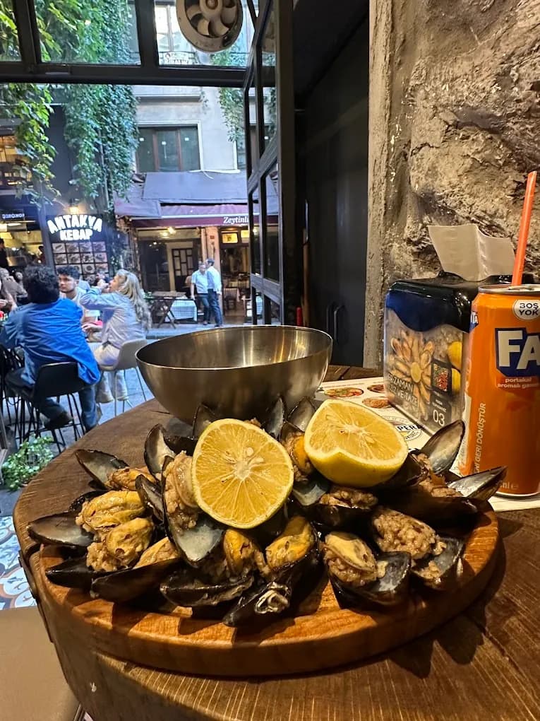 Asmalı Pera Midye — stuffed mussels and grilled kokoreç in Asmalı Mescit Beyoğlu