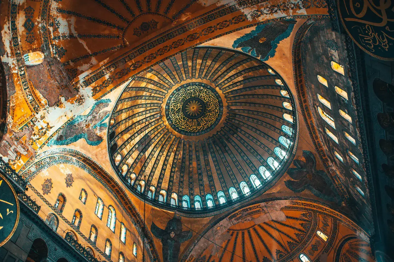 The ornate Sultan's Lodge (Hunkar Mahfili) inside Hagia Sophia Grand Mosque. Discover royal Ottoman privacy and architecture.