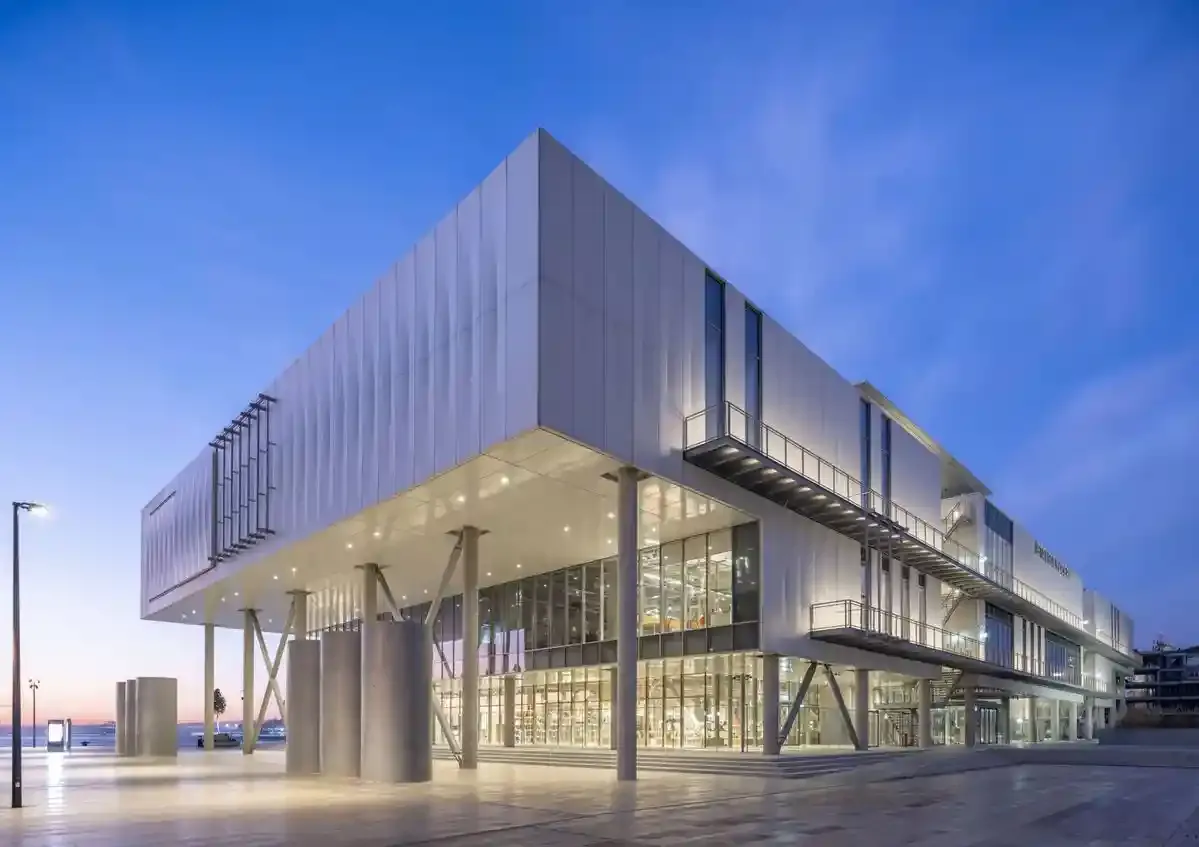 The new Istanbul Modern Art Museum building by Renzo Piano.