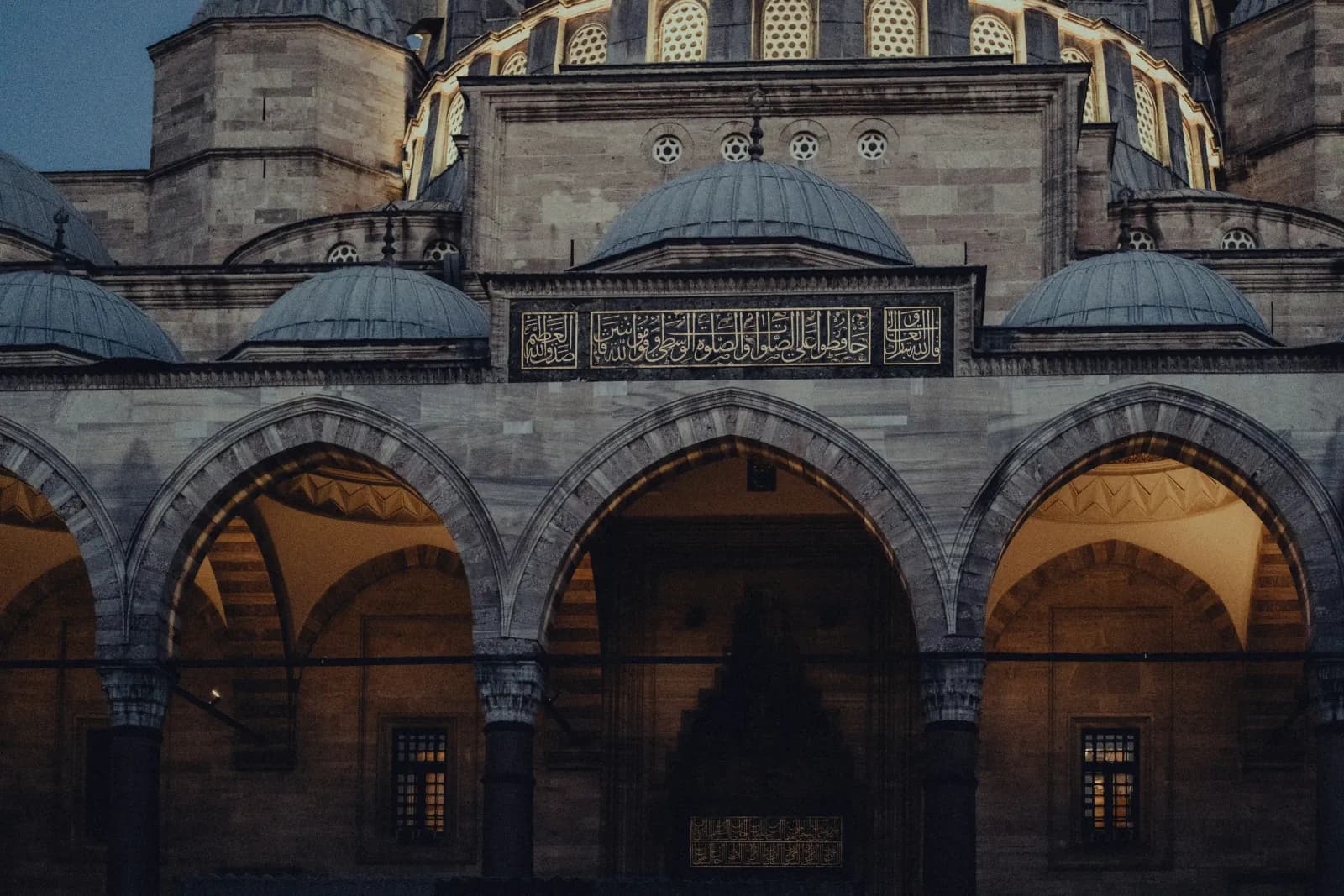 Spectacular evening view of the illuminated Süleymaniye Mosque in Istanbul. A must-see architectural wonder near your.