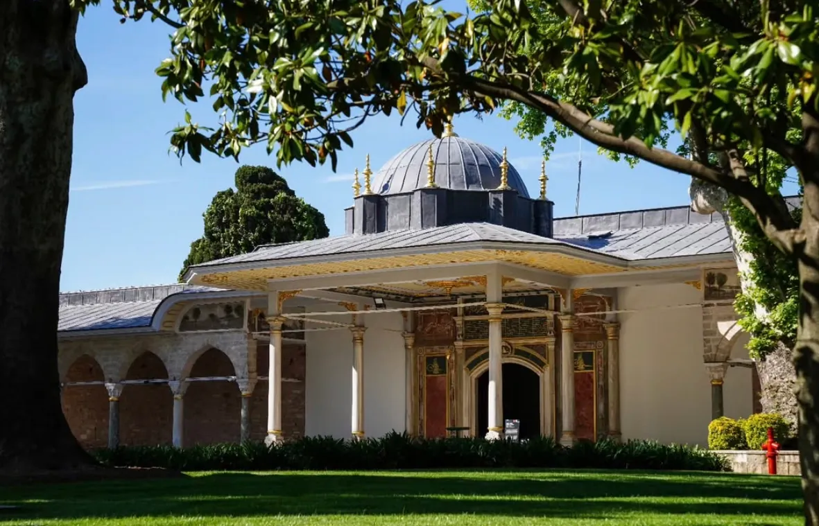 Bâbüssaade — Gate of Felicity, the domed gate pavilion at the entrance to the Third Courtyard